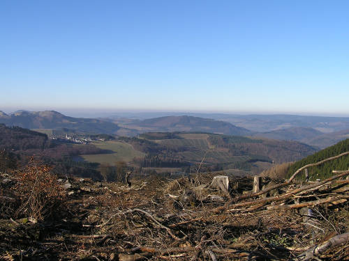 In westliche Richtung ein toller Blick in Richtung Meschede. Im Vordergrund die Gemeinde Andreasberg.